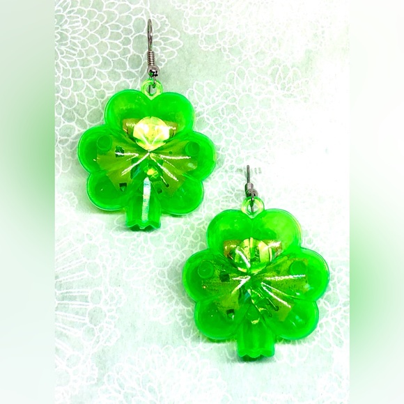 Green Shamrock Clover Flashing Light Up Novelty Earrings St. Patrick’s Day NWOT - Picture 2 of 4